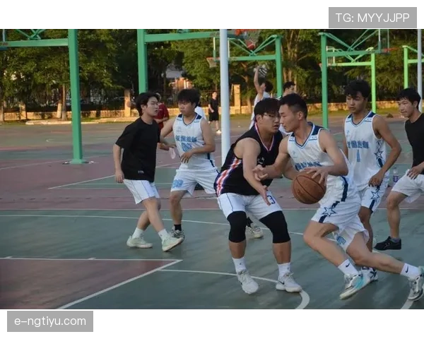 篮球比赛中如何正确判定篮下干扰球是否违例？